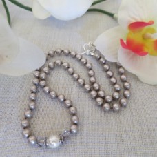 Eleganta platīnkrāsas pērļu kaklarota 